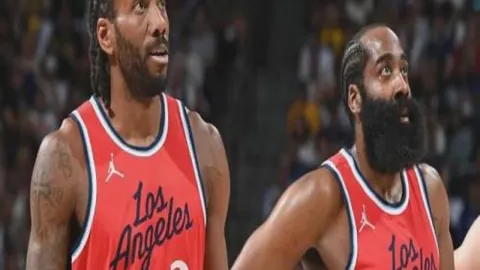 “津门虎主场夺冠：罗斯进球，两队球员红牌离场”